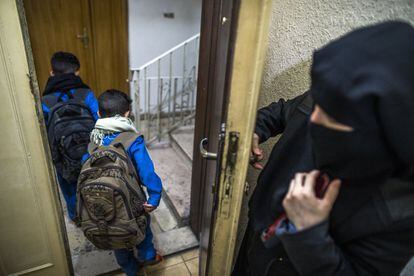 La mitad de los refugiados sirios que viven en Jordania son niños. Los colegios de Amán se han visto obligados a duplicar los turnos para acoger a todos en sus aulas. En la fotografía, la madre despide a sus hijos antes de ir a clase.