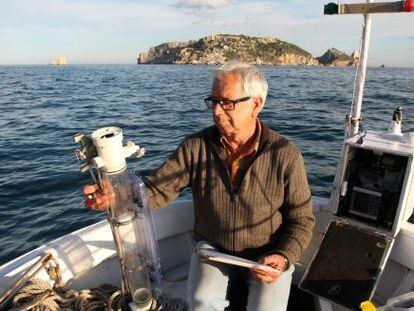 Josep Pascual, observador meteorológico del Cap de Creus, toma la temperatura del agua frente a las Illes Medes.