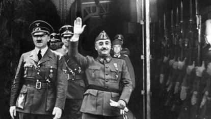 Franco y Hitler pasan revista a las tropas alemanas en Hendaya, en 1940.