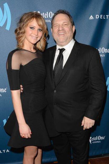 Jennifer Lawrence y Harvey Weinstein, en los premios GLAAD Media Awards, en 2013.