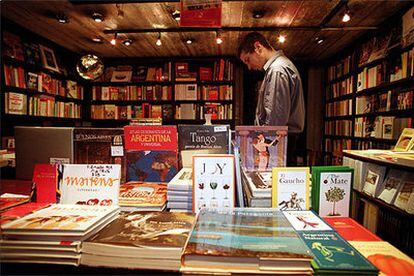 Librería Clásica y Moderna, en Buenos Aires, con un escaparate de autores argentinos.