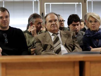 El empresario Vicente Conesa, en el centro, durante el juicio.