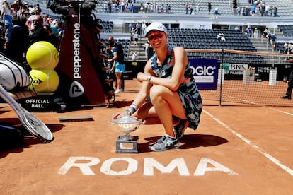 Swiatek posa con el trofeo de campeona, este domingo en el Foro Itálico de Roma.