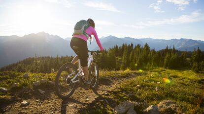 Ultraligera, ergonómica y resistente al agua: esta mochila para ir en bici  o hacer 'trekking' está disponible en ocho colores, Escaparate: compras y  ofertas