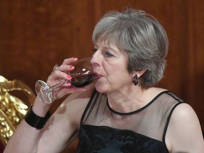 La primera ministra Theresa May bebe un vaso de vino en el banquete anual del Lord Mayor en el Guildhall de Londres.