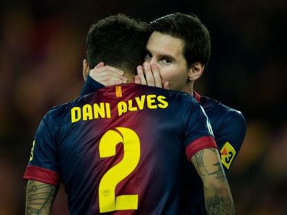 Messi habla con Alves, durante el partido contra el Madrid.