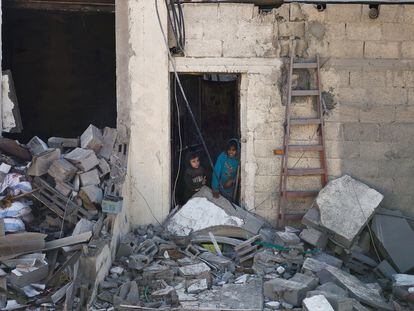 Dos menores palestinos, en una casa bombardeada por Israel en Rafah, al sur de la franja de Gaza.