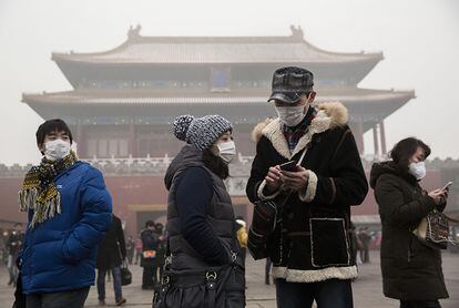 La capital china declaró este diciembre la primera alerta roja por contaminación de su historia. Se recomendó el cierre de las escuelas durante tres días. Solo pudieron circular la mitad de los coches y las obras de construcción quedaron paralizadas. Según la Organización Mundial de la Salud, la contaminación causará 900.000 muertes en China hasta 2030.