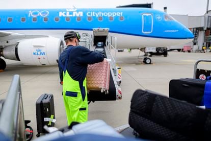 Un operario sube las maletas a un vuelo de KLM en el aeropuerto alemán de Dresden.
