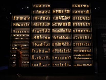 Tablillas de la biblioteca del rey Asurbanipal, en la muestra sobre el monarca asirio del Museo Británico.