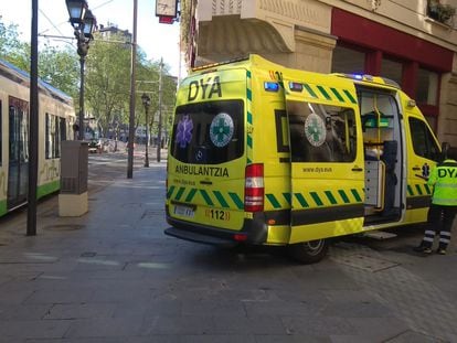 Una ambulancia de la DYA en una calle de Bilbao.