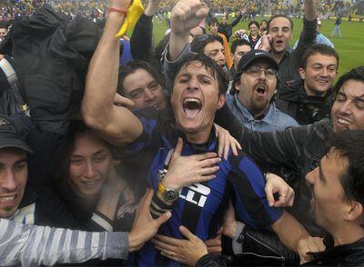 Zanetti celebra el título de Liga del Inter con aficionados del equipo que saltaron al campo del Parma.