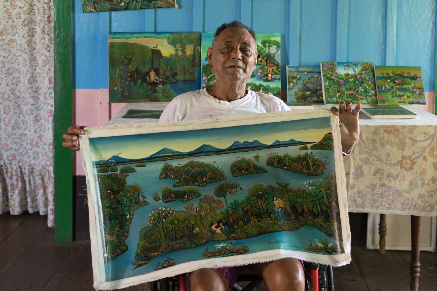 El pintor primitivista Rodolfo Arellano en su casa en el archipiélago de Solentiname.