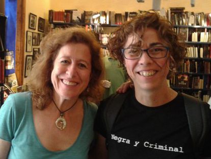 Berna Gonz&aacute;lez Harbour (izquierda) y Carmen Moreno, ayer en la librer&iacute;a Negra y Criminal.