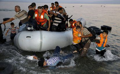Refugiats sirians a l'arribada a una platja a l'illa grega de Kos, després de creuar una part del mar Egeu. L'Alt Comissionat de les Nacions Unides per als Refugiats (ACNUR) va demanar a Grècia prendre el control pel desembarcament de milers d'immigrants a les illes.