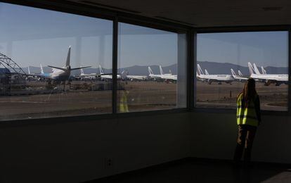 Al estar alejado de las rutas de tráfico aéreo, el Aeropuerto de Teruel tiene una torre de control automatizada. Los pilotos aterrizan volando "a vista" según el plan establecido por el consorcio. En la foto: una empleada en la torre de control.