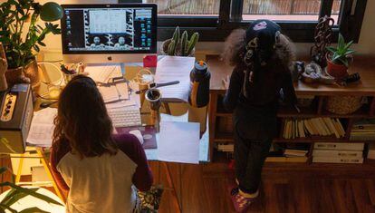 Una mujer teletrabaja en su casa