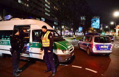 La policía bloquea los accesos a la plaza Kurfurstendamm tras el ataque sufrido esta noche en Berlin.