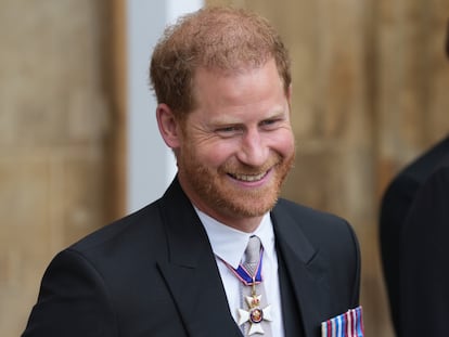El príncipe Enrique a su salida de la abadía de Westminster tras la coronación de Carlos III, el 6 de mayo de 2023, en Londres.