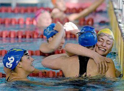 Patricia Castro recibe la enhorabuena tras batir el récord de España en los 200 metros libres.