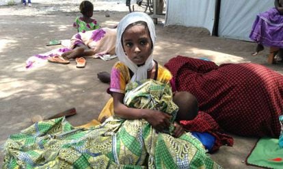 Una ni&ntilde;a refugiada de Rep&uacute;blica Centroafricana espera a ser atendida en el centro de Salud del campo de Maingama (al sur de Chad).