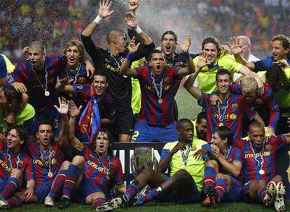 Los jugadores del Barça, con Alves a la cabeza, celebran el título.