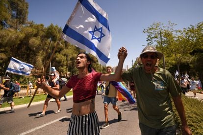 Manifestantes ondean la bandera de Israel durante una concentración este lunes a la entrada del Parlamento (Knesset) en Jerusalén.