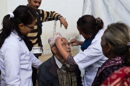Un método revolucionario de bajo coste, testado internacionalmente, ha devuelto la vista a 100.000 ciegos en países en desarrollo. Oftalmólogos de Katmandú tratan cataratas y cegueras temporales en zonas remotas, gratuitamente y en menos de cinco minutos. El equipo de asistencia remota del Hospital de Tilganga también escanea a los que lo deseen, alrededor de 500 enfermos de la región son revisados en el campamento médico.