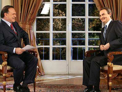 El presidente José Luis Rodríguez Zapatero, con el periodista de Tele 5 Pedro Piqueras antes de la entrevista.