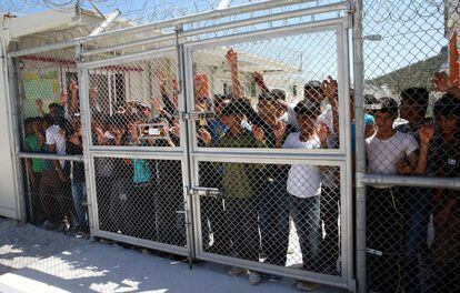 Un grupo de menores en un centro de detenci&oacute;n de Moria, el pasado 16 de abril.