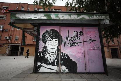 Quiosco de prensa cerrado con el recuerdo al grafitero Muelle en la Plaza Juan Carlos Argüello en el barrio de Campamento (Madrid).