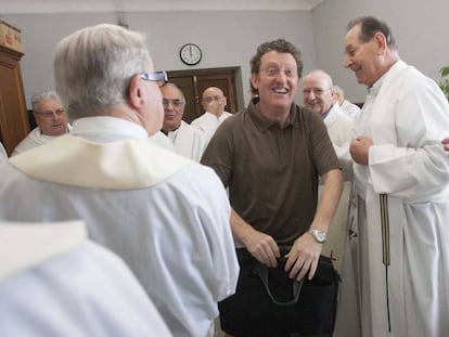 Juan Kruz Mendizabal, ex vicario general de la di&oacute;cesis de Gipuzkoa, rodeado por otros sacerdotes.