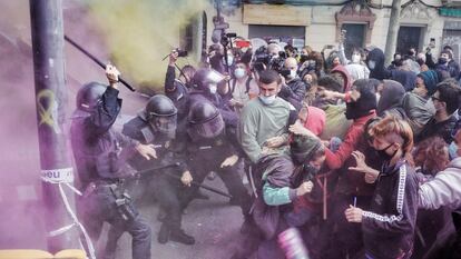 Carga de agentes de los Mossos d'Esquadra contra los concentrados para impedir un desahucio en Barcelona, en mayo pasado.