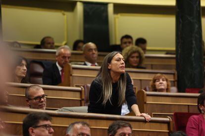 Míriam Nogueras, portavoz de Junts en el Congreso, vota a favor de Pedro Sánchez durante la investidura. 