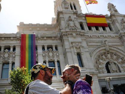 La segunda bandera de España instalada en la fachada del Ayuntamiento de Madrid, junto a la enseña Arcoiris. En vídeo, los dirigentes del Ayuntamiento de Madrid hablan sobre la medida.