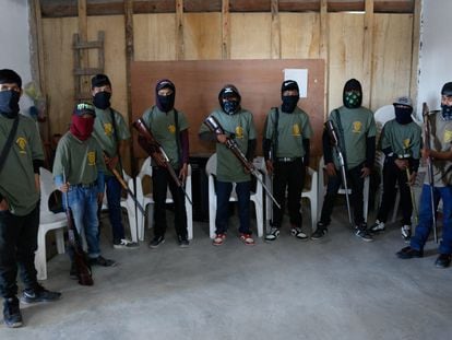 Un grupo de niños integrantes de las autodefensas en Ayahualtempa, en el Estado de Guerrero (México), el 24 de enero de 2024.