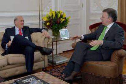 Fotografía cedida por la Presidencia de Colombia este 25 de octubre de 2013, que muestra al presidente colombiano, Juan Manuel Santos (d), mientras se reúne con el secretario general de la Organización para la Cooperación y el Desarrollo Económico (OCDE), Ángel Gurría (i), en la Casa de Nariño, en Bogotá (Colombia).