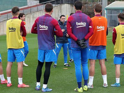 Xavi con la plantilla del Barça.