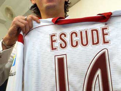Escudé muestra su nueva camiseta.