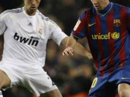 Marcelo y Álvaro Arbeloa, del Real Madrid, disputan un balón con Messi.
