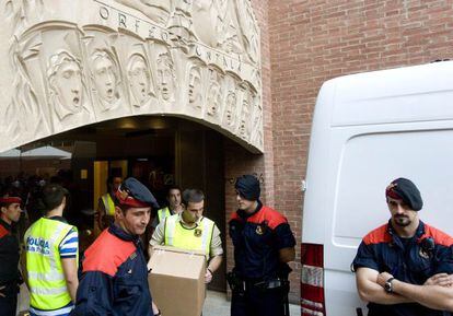 Los Mossos d&#039;Esquadra en su entrada y registro al Palau de la M&uacute;sica el 23 de julio de 2009.