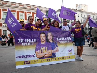 Un grupo de partidarios de Daniel Noboa en la Puerta del Sol, en Madrid, en última semana de campaña electoral.