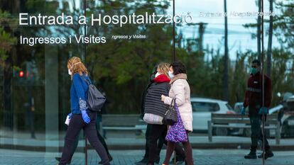 Personal médico, ambulancias y pacientes en el Hospital de la Fe de Valencia