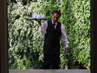 Un mesero de Casa Lamm al inicio de su jornada laboral. 