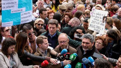 Los padres de las jóvenes asesinadas Mariluz, Marta del Castillo y Diana Quer en la concentración de Huelva. 
 