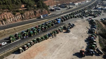 Cientos de tractores, este miércoles en la A-2, en Cataluña, en dirección a Barcelona.
