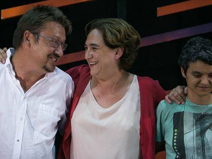 El candidato, Xavier Domenech (I), junto a la alcaldesa de Barcelona, Ada Colau (C).