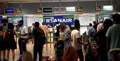 Viajeros ante los puestos de facturación de Ryanair en Madrid-Barajas.
