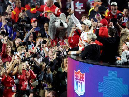 Patrick Mahomes saluda a los aficionados después de conseguir frente a Filadelfia su segundo título en la Super Bowl.