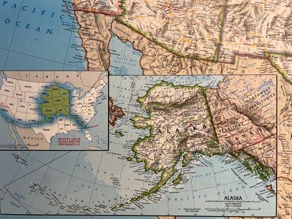 Detalle de un mapa de National Geographic en el que se compara el tamaño real de Alaska con el de Estados Unidos continental.